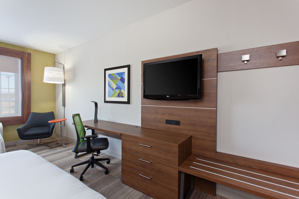 Holiday Inn Express & Suites Corona by IHG - photo 3