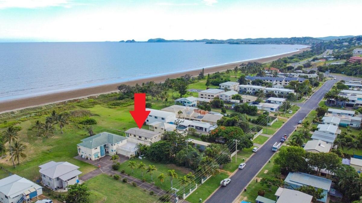 Absolute Beachfront with Private Pool - carbon neutral hotel in Yeppoon