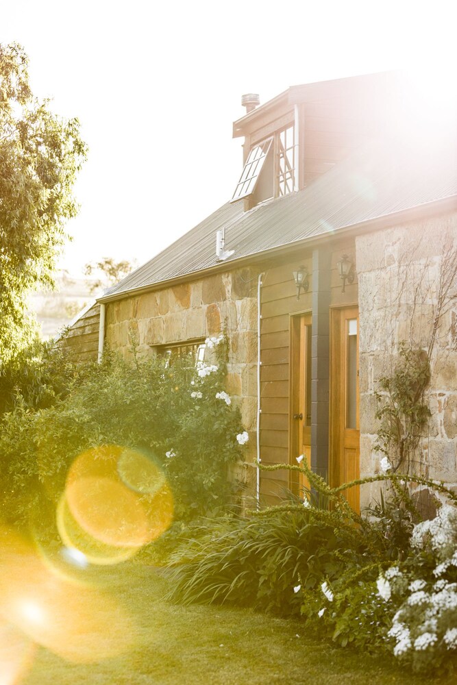 Daisy Bank Cottages — 4-Star Luxury Hotel in Richmond, Australia