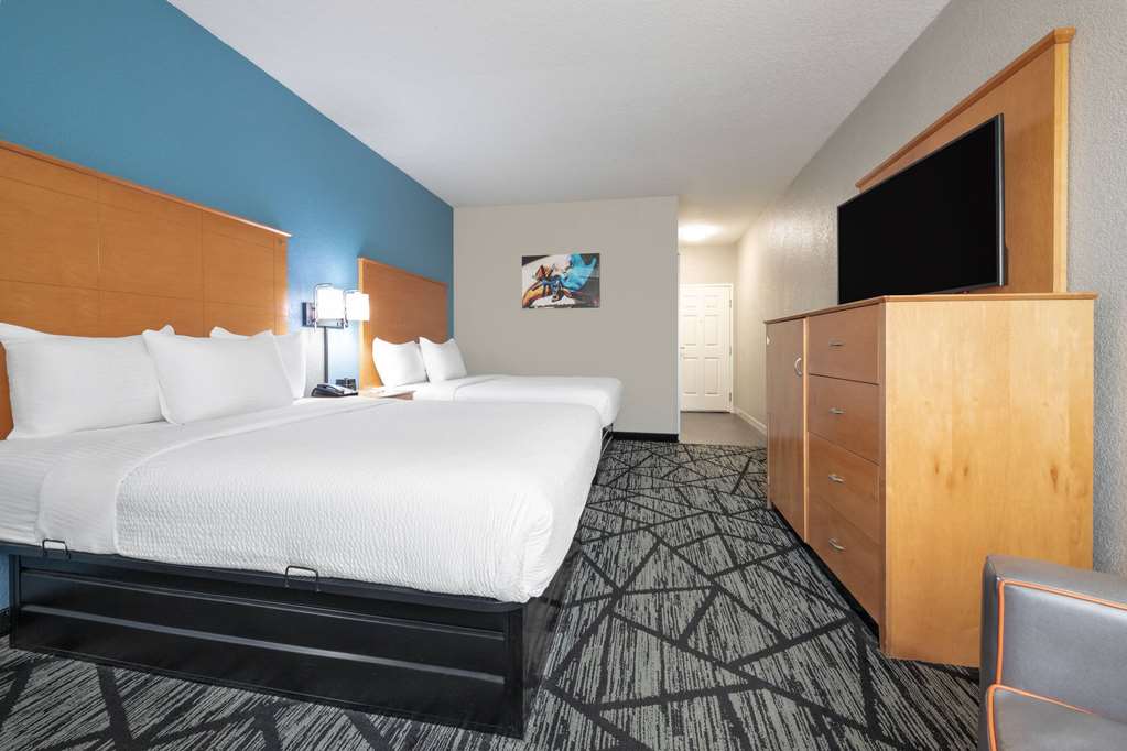 La Quinta Inn & Suites by Wyndham Alvarado - photo 22