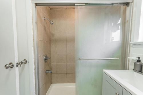 Bunk Room Walk 2 Train Shops — 4-Star Luxury Hotel in Bayonne, United States
