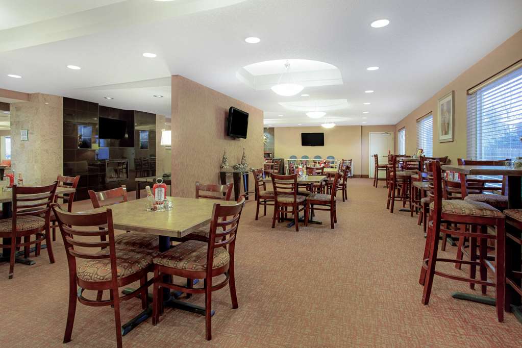 La Quinta Inn & Suites by Wyndham Bismarck - photo 44
