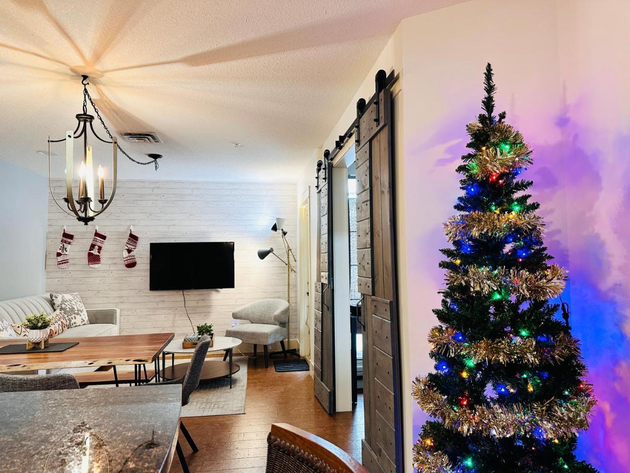 L109 Canmore World Class Solara Resort Hot tub Pool Gym AirCon Free Parking & Netflix in Canmore, Canada