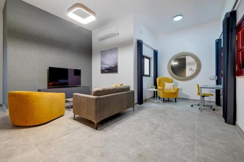 Stylish Archway Apartment steps from Balluta Bay — 4-Star Luxury Hotel in Sliema, Malta