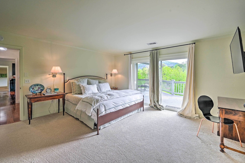 Cashiers Retreat with Fireplace and Mtn Views in Salem, United States