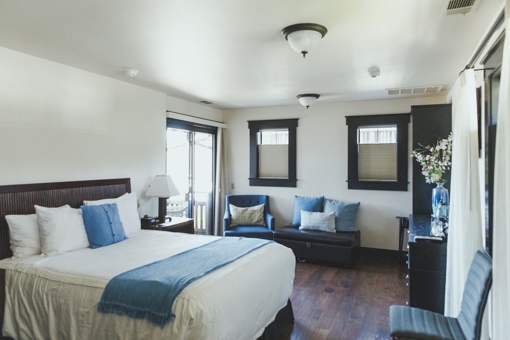 Noyo Harbor Inn Restaurant and Tavern - photo 10