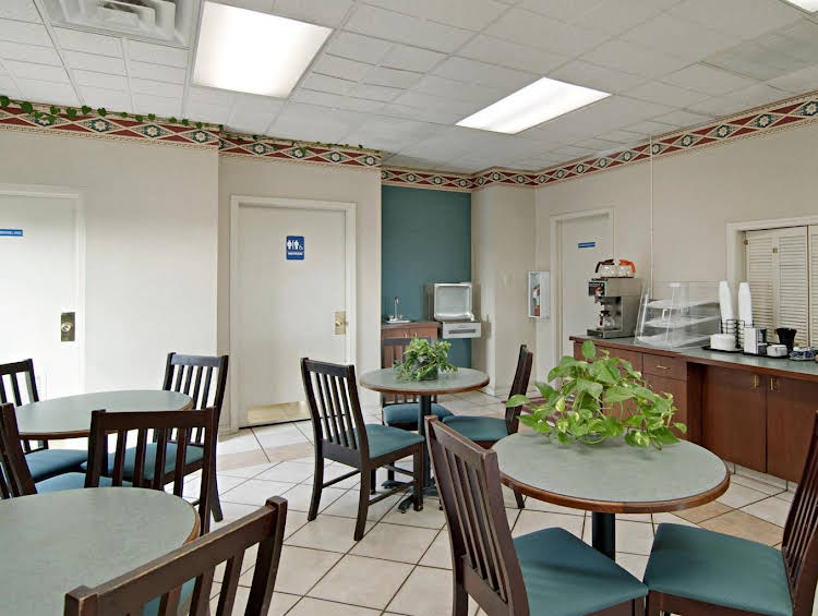 Americas Best Value Inn & Suites Memphis Graceland - photo 7