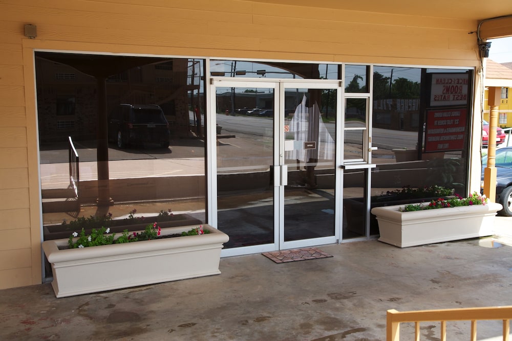 Coach Light Inn Brenham - photo 30