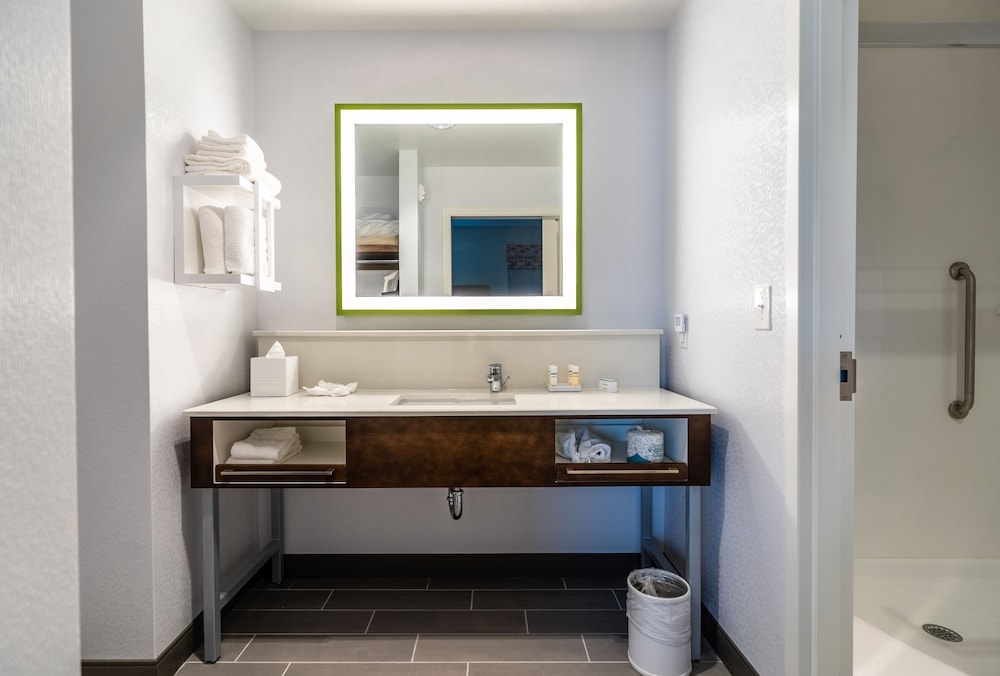 Hampton Inn & Suites Raleigh Midtown - photo 30