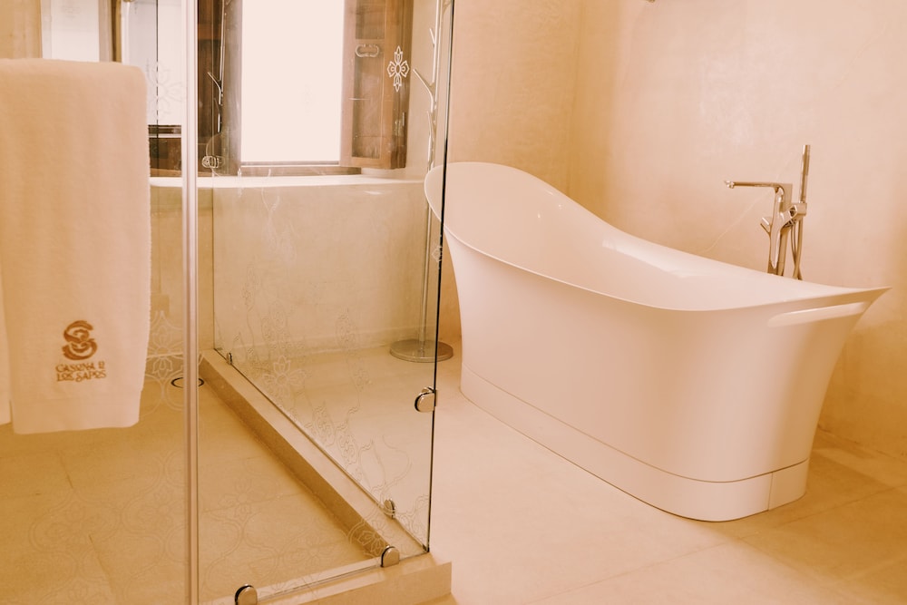 Deep soaking bathtub