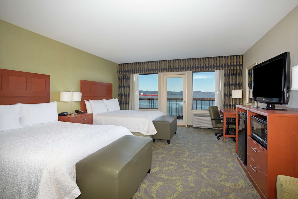 Hampton Inn and Suites Astoria - photo 59