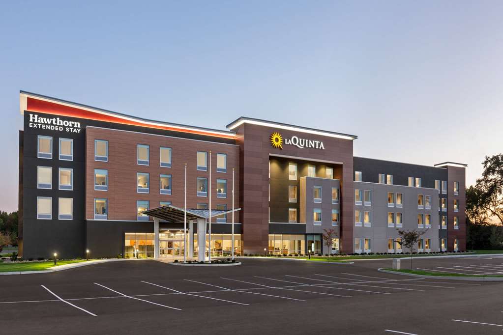 La Quinta Inn & Suites by Wyndham Mount Laurel Moorestown - photo 2