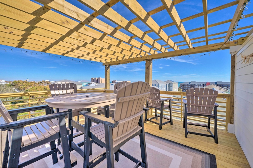Modern Home with Rooftop Deck Walk to Beach — 4-Star Luxury Hotel in Carolina Beach, United States