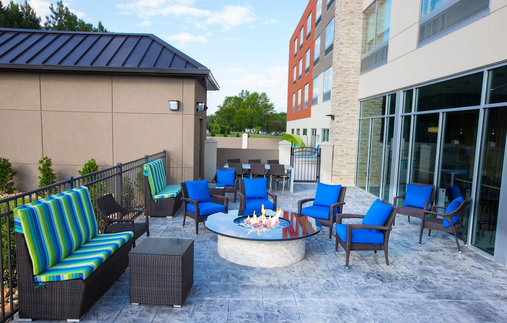 Holiday Inn Express & Suites Greenwood Mall by IHG - photo 17