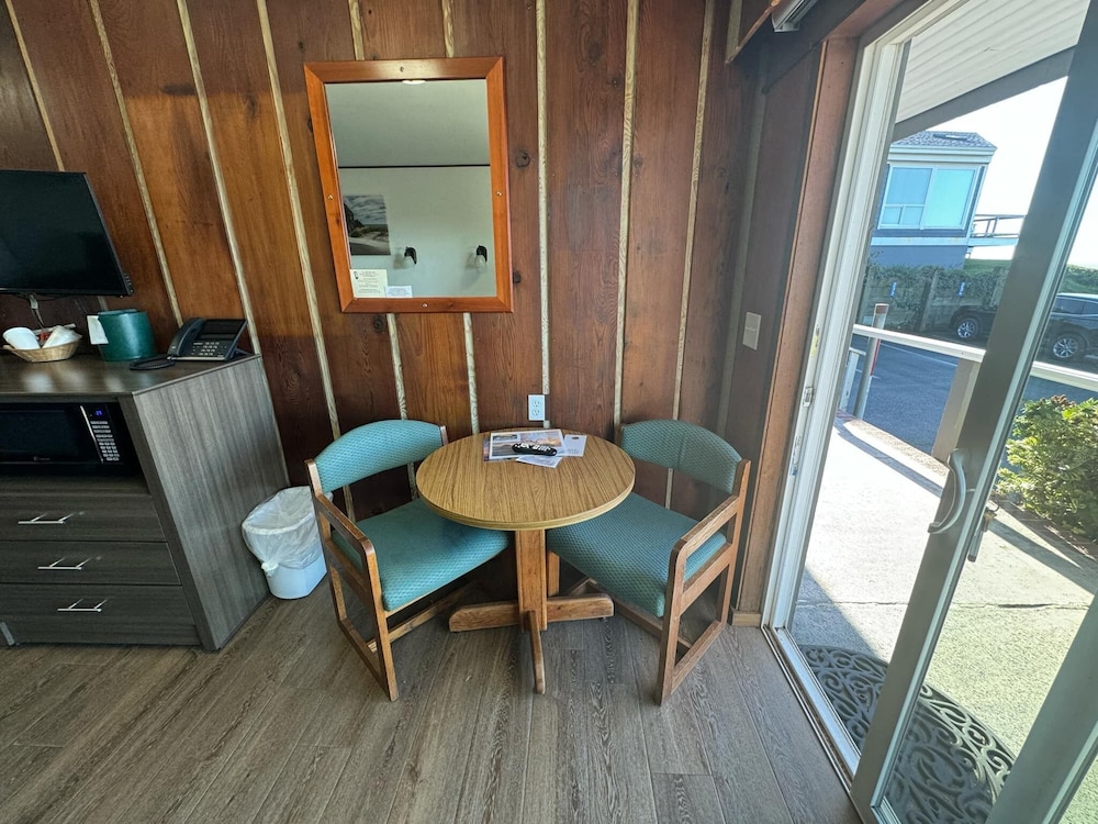 Sunset Oceanfront Lodging - photo 25