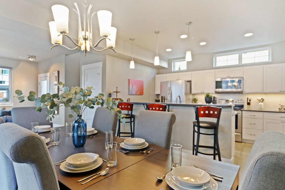 Quiet Urban Community Designer Home W Hot Tub — 4-Star Luxury Hotel in Fort Collins, United States