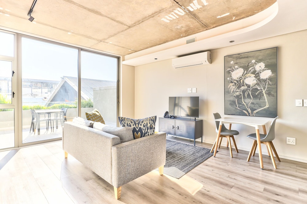 Great Studio with Balcony and City views