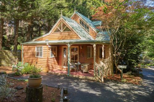 Fernhem Cottages Love In The Mist — Emerald