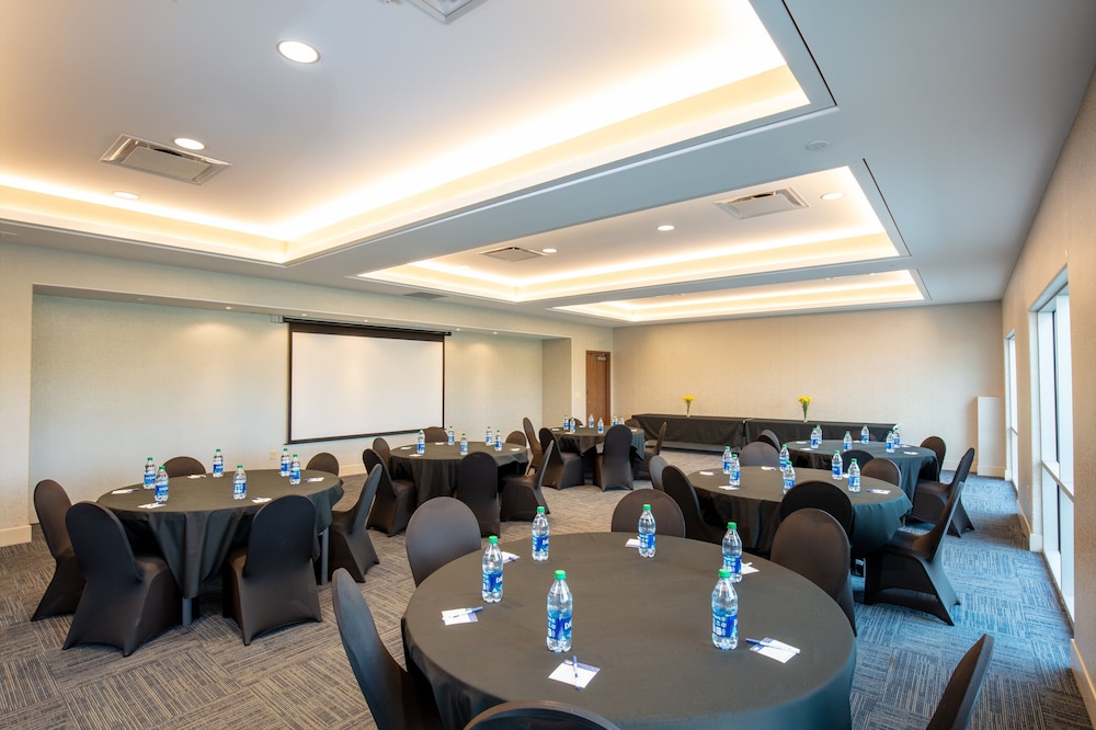 Holiday Inn Express & Suites Beloit by IHG - photo 46