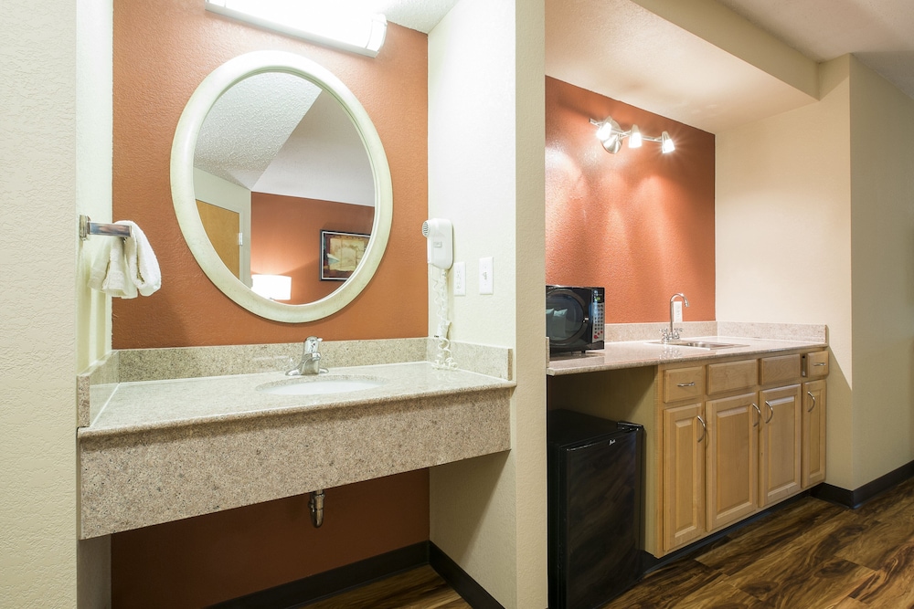 Red Roof Inn & Suites Philadelphia Bellmawr - photo 21