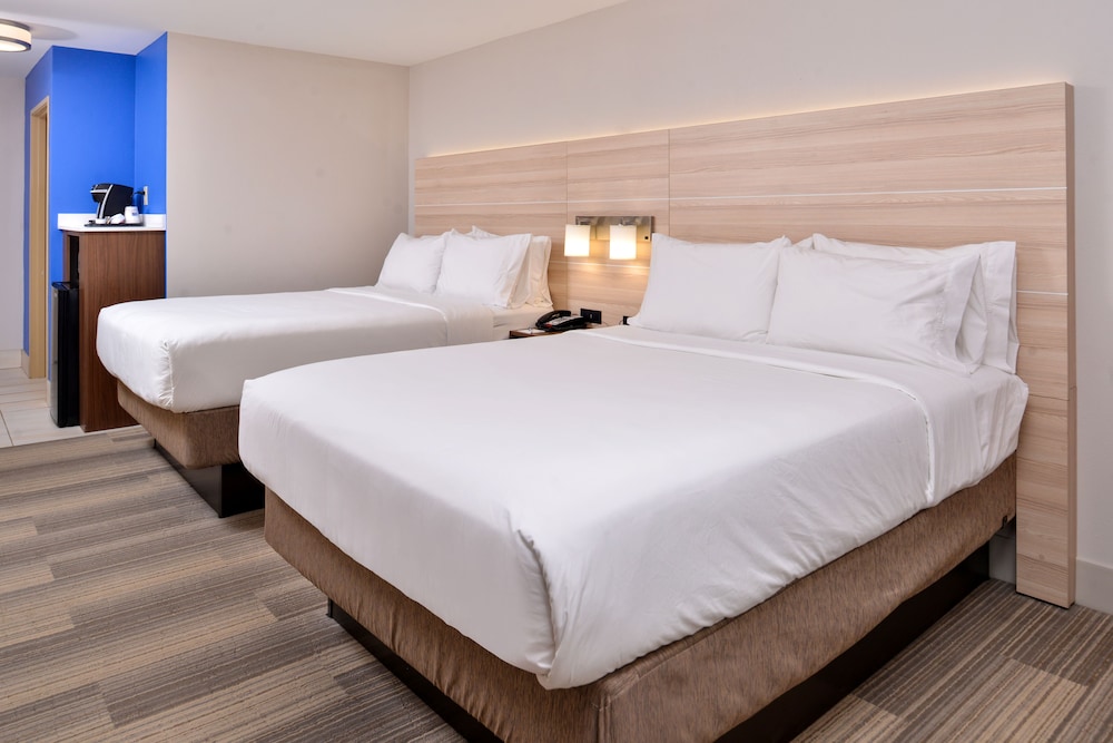 Holiday Inn Express & Suites Cincinnati Mason by IHG - photo 8
