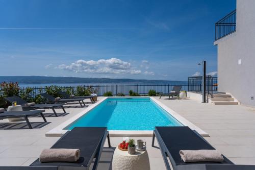 Seaview Villa ELZA with heated pool summer kitchen gym seaviews — 4-Star Luxury Hotel in Jesenice, Croatia