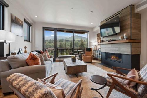 Riverfront Lodge 300 by East West Hospitality — 4-Star Luxury Hotel in Avon, United States