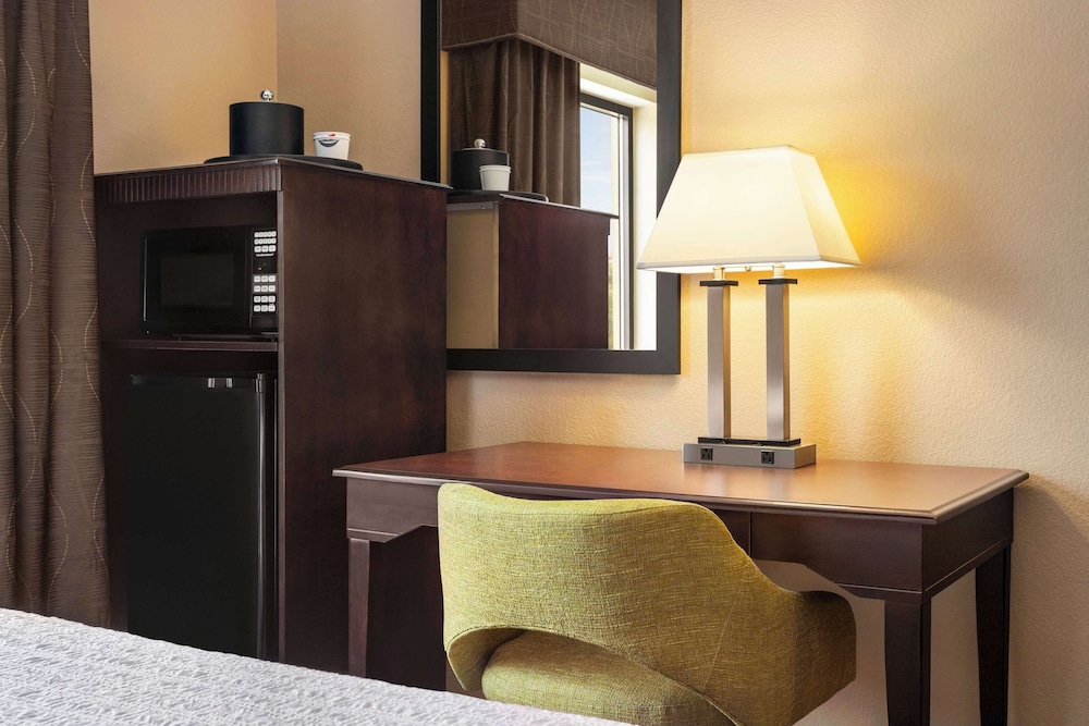 Hampton Inn and Suites Pine Bluff - photo 15
