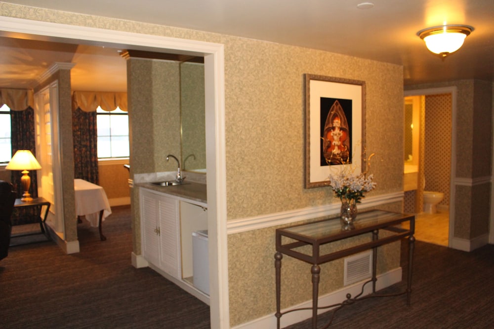 Roberts Riverwalk Urban Resort Hotel - photo 31