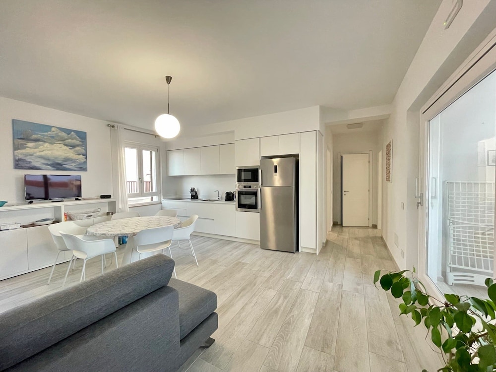 Ida Palace new Deluxe Seafront Apartment — 4-Star Luxury Hotel in Stintino, Italy