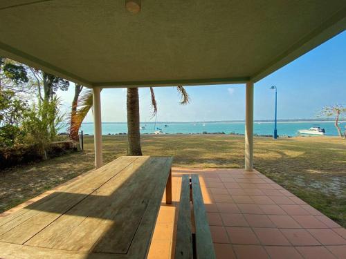 Rio Vista Burrum Heads Riverfront 2BR Large Yard — hotel in Burrum Heads