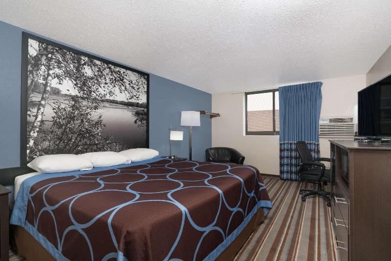 Super 8 by Wyndham Willmar - carbon neutral hotel in Willmar