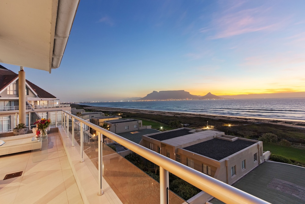 Dolphin Beach H301 by Host Agents — 4-Star Luxury Hotel in Cape Town, South Africa