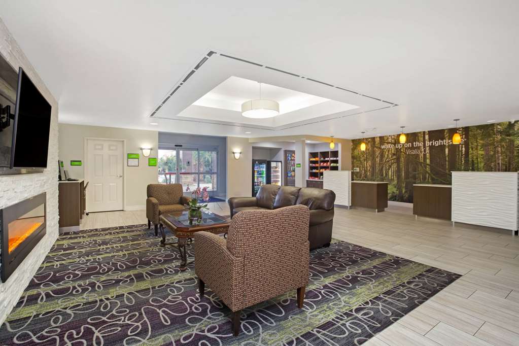 La Quinta Inn & Suites by Wyndham Visalia Sequoia Gateway - photo 6