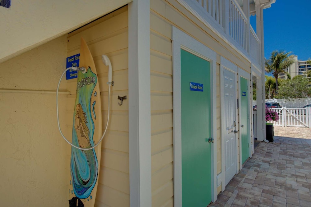 Lulu's Key House Leatherback 2 2 Downstairs — 4-Star Luxury Hotel in Siesta Key, United States