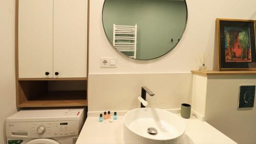 Super Stylish 1BR Apartment Near Fabrica