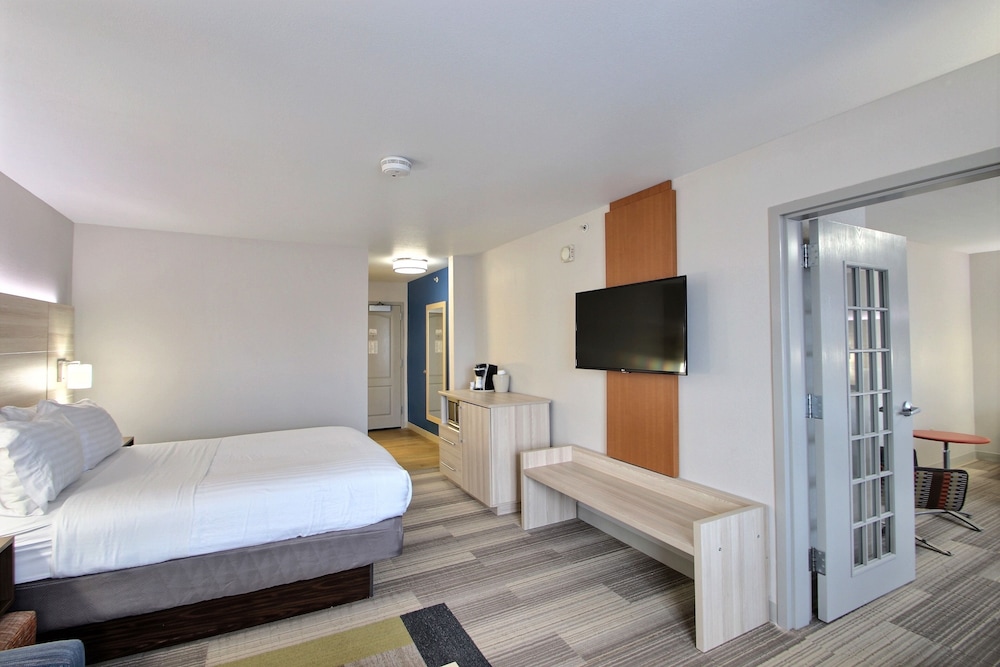 Holiday Inn Express Hotel & Suites Milwaukee Airport by IHG - photo 54