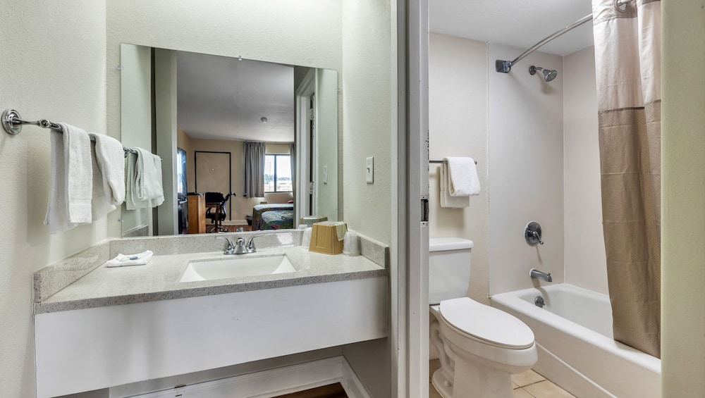 Studios and Suites 4 Less Emporia - photo 33