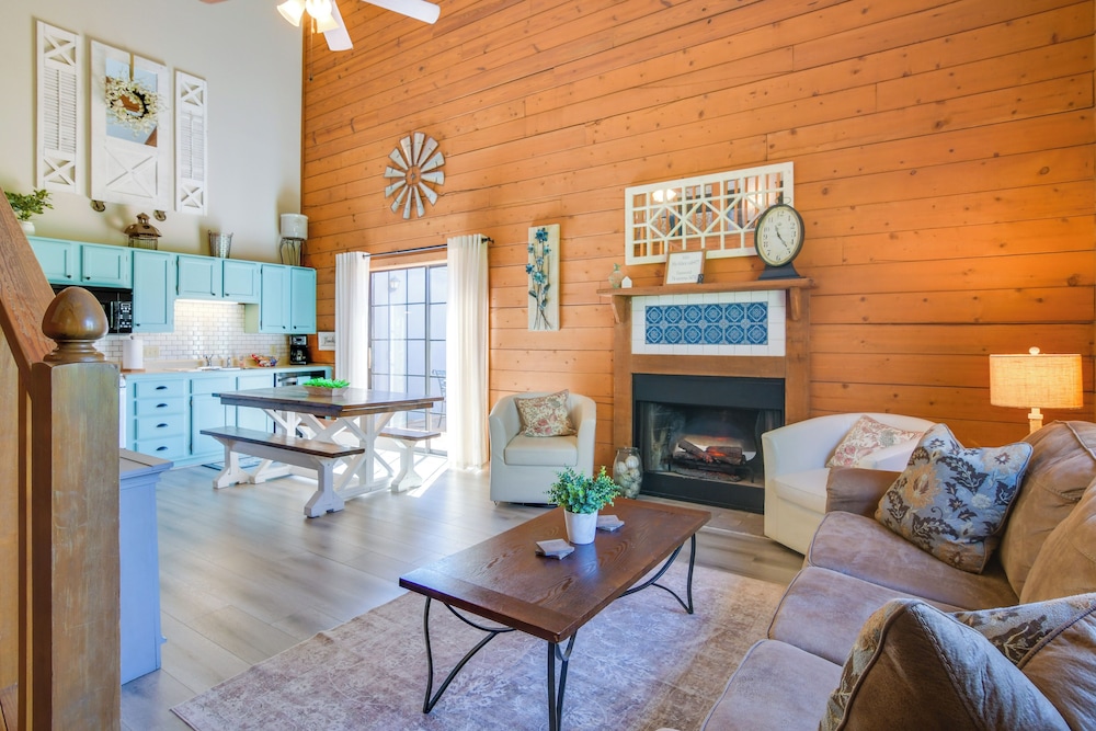 3 Mi to Branson Strip Townhome w Deck & Porch — 4-Star Luxury Hotel in Branson, United States