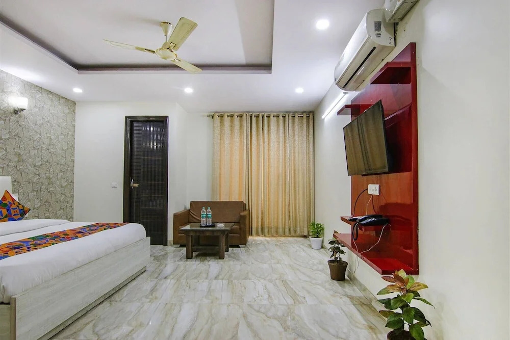 Homefort Stays Sector 45 Near Cyber Park & Artemis Hospital