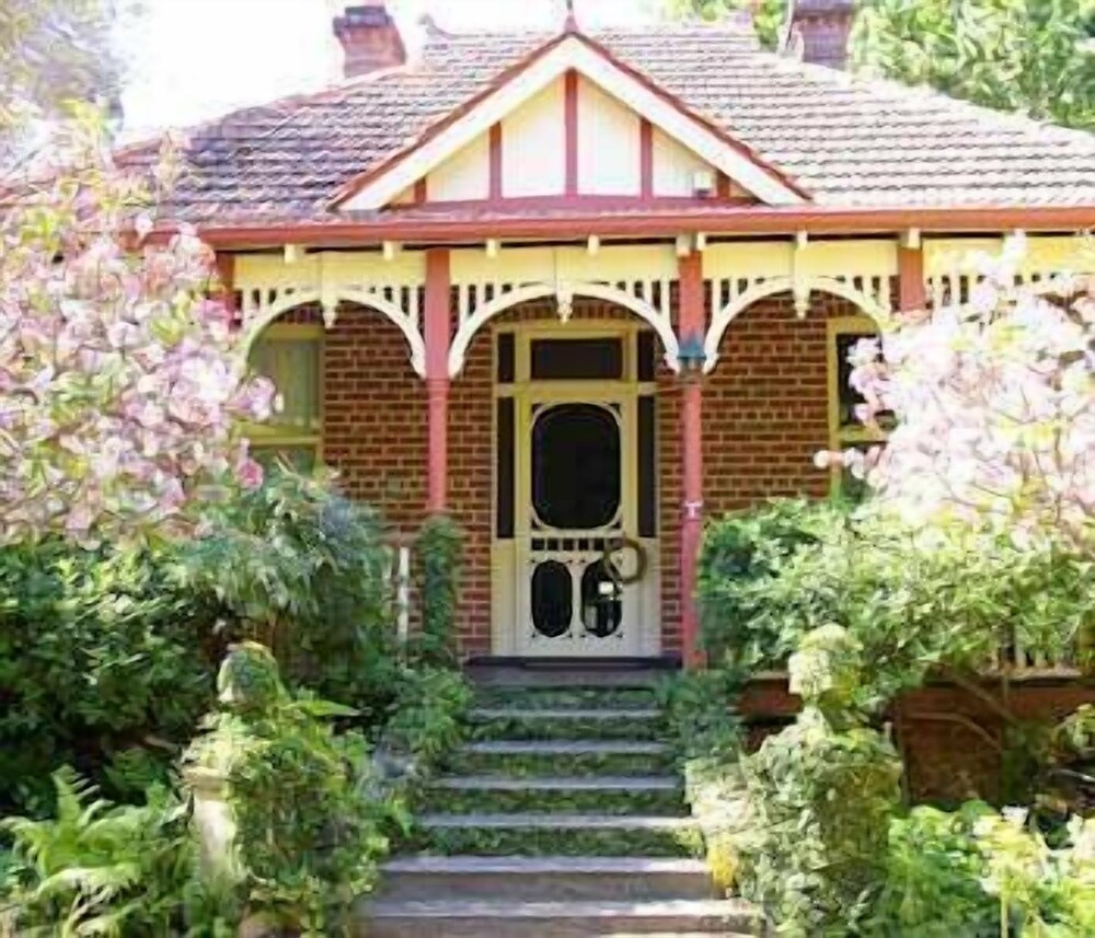 Fawkes House Country Spa Retreat — 4-Star Luxury Hotel in Perth, Australia