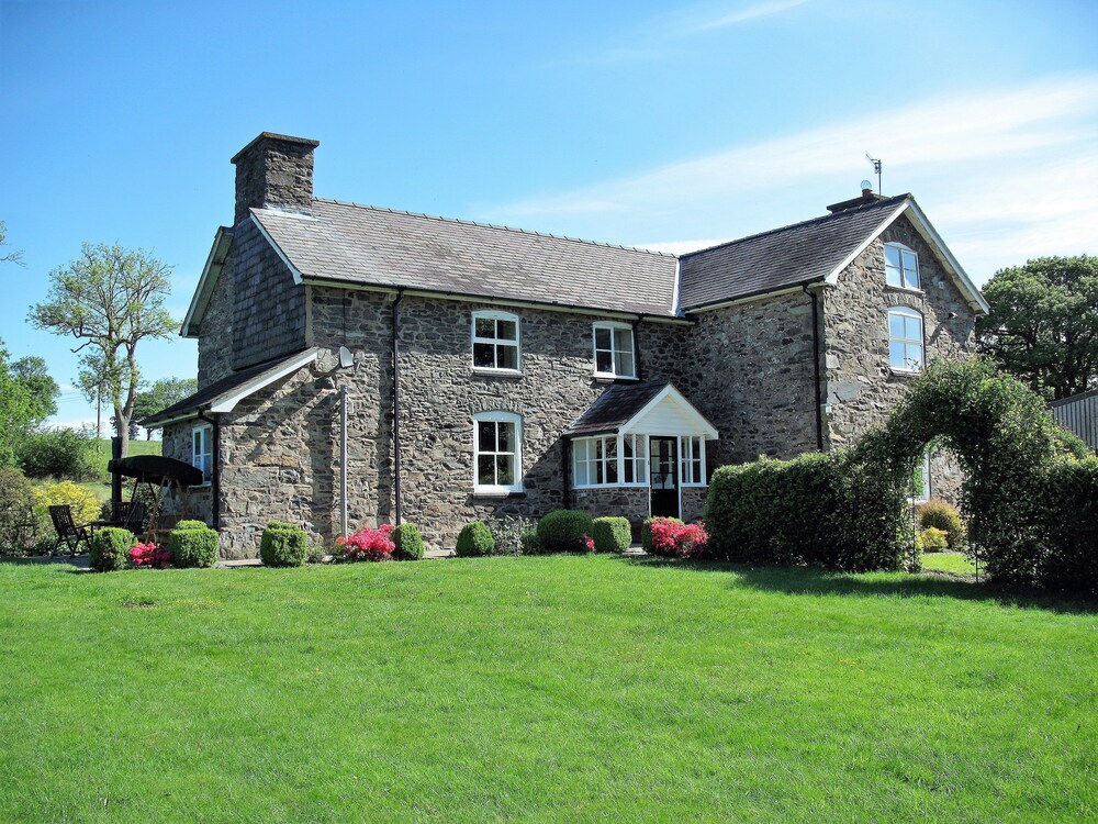 Gwaenynog Farmhouse — 4-Star Luxury Hotel in Welshpool, United Kingdom