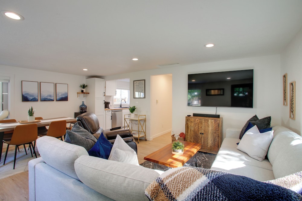Cozy Coeur dAlene Getaway with Fire Pit Near Dtwn — hotel in Coeur D'alene
