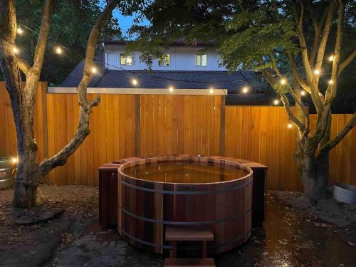 Greenlake Craftsman Hot Tub AC Dog Friendly in Seattle, United States