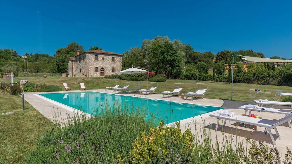 Alborata 10 in Montalcino — 4-Star Luxury Hotel in Montalcino, Italy