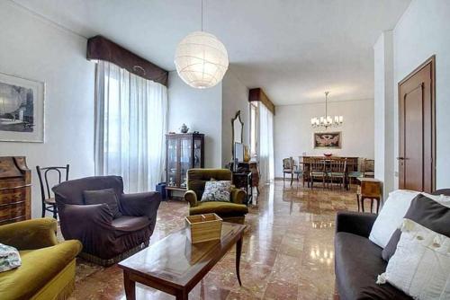 Frati Bigi With Two Bedrooms And Parking — 4-Star Luxury Hotel in Florence, Italy