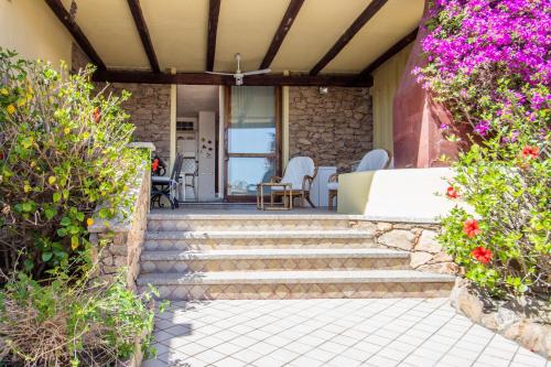 GuestHost Seaview Villa with Veranda GolfoAranci — 4-Star Luxury Hotel in Golfo Aranci, Italy
