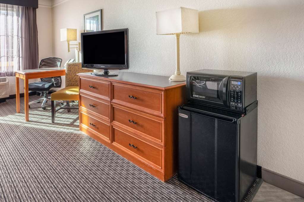 La Quinta Inn & Suites by Wyndham Pueblo - photo 34