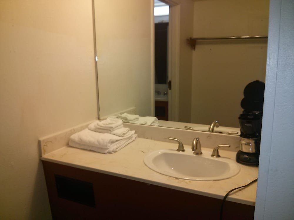 ValuStay Inn and Suites - photo 14