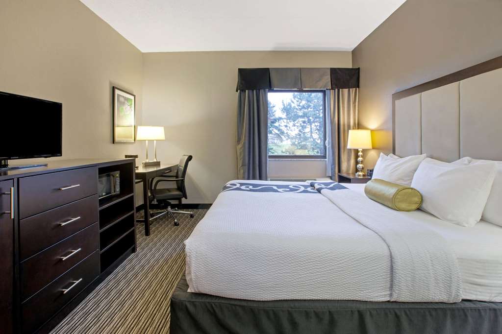 La Quinta Inn & Suites by Wyndham Detroit Metro Airport - photo 20